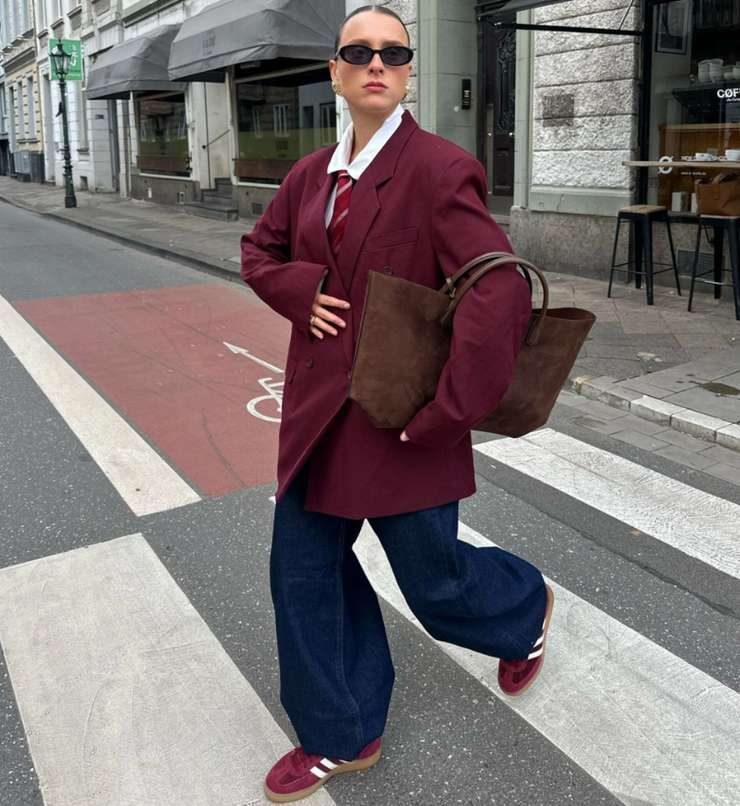 Как и с чем носить мужской галстук модной девушке