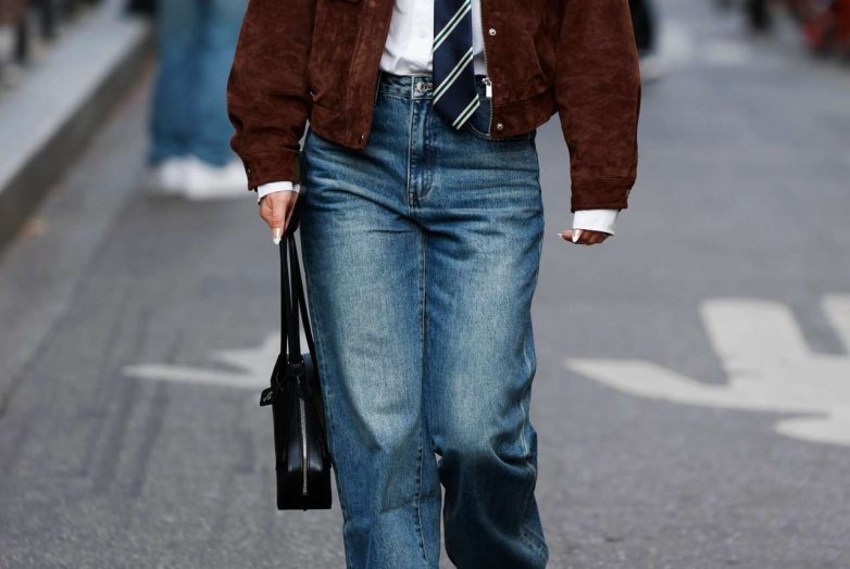 С какой обувью носить модные джинсы этой зимой