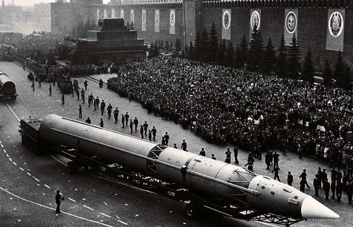 Как на советских парадах обманывали Запад