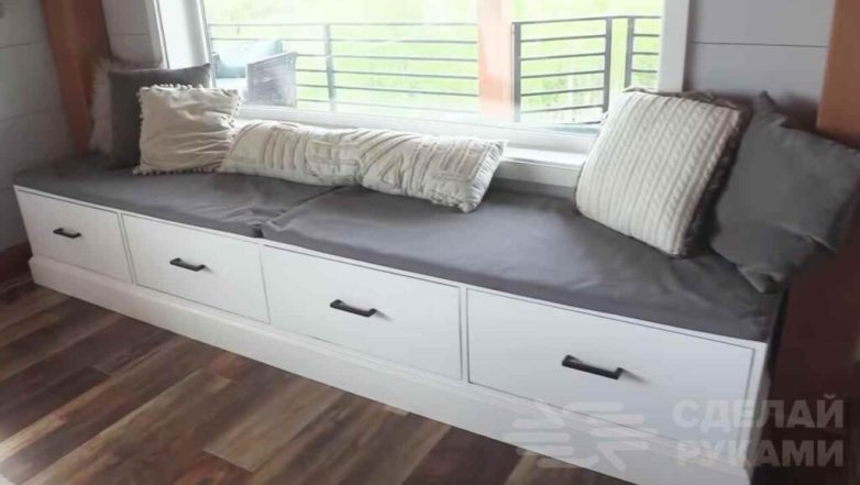 Тахта с выдвижными ящиками