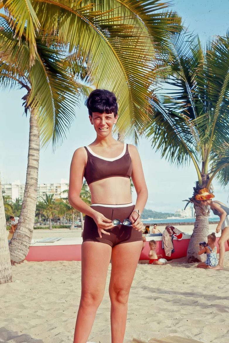 Фотографии красивых девушек в купальниках 1960-х годов