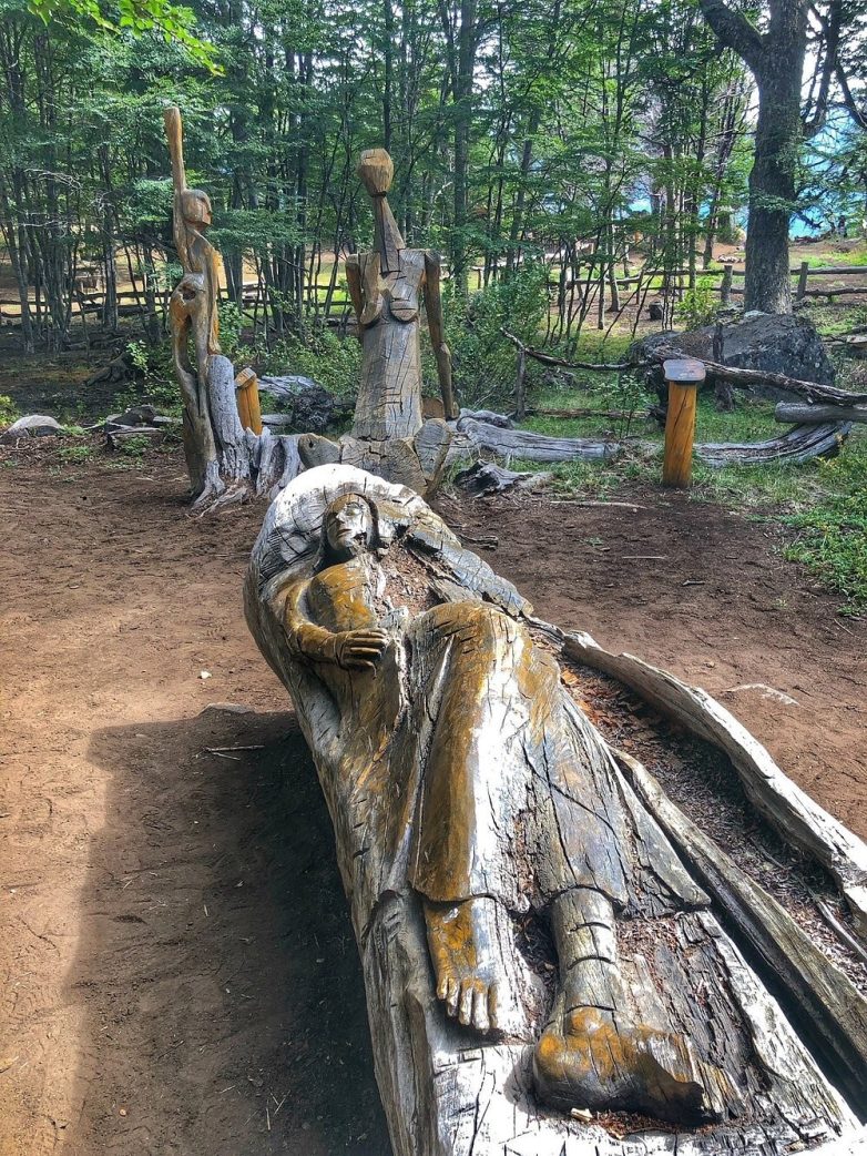 Лес скульптур, вдохнувших новую жизнь в мёртвые деревья